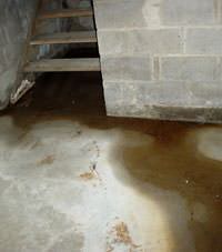 Flooding floor cracks by a hatchway door in Middleburg